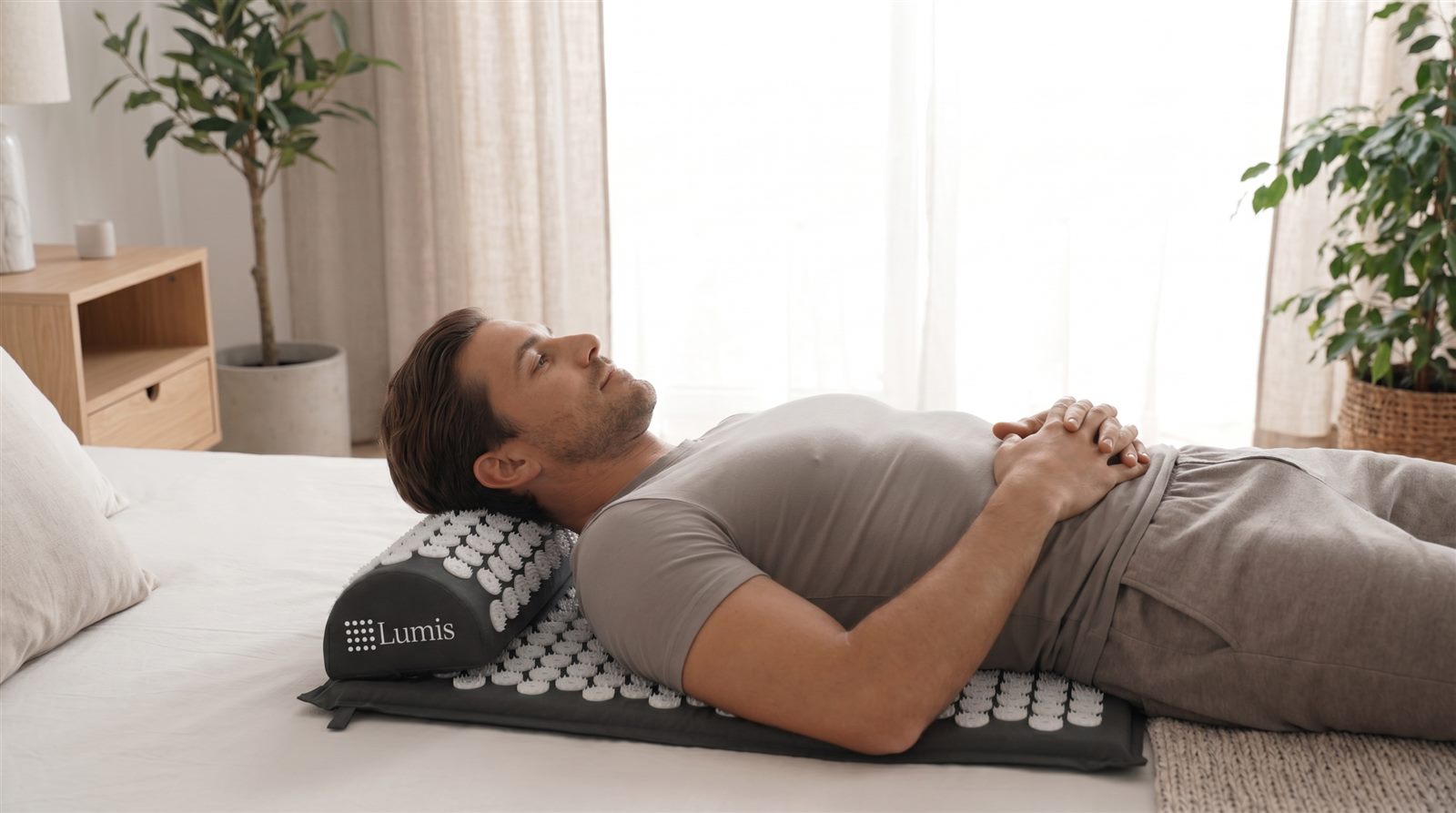 Man relaxing on Lumis Mat and neck pillow